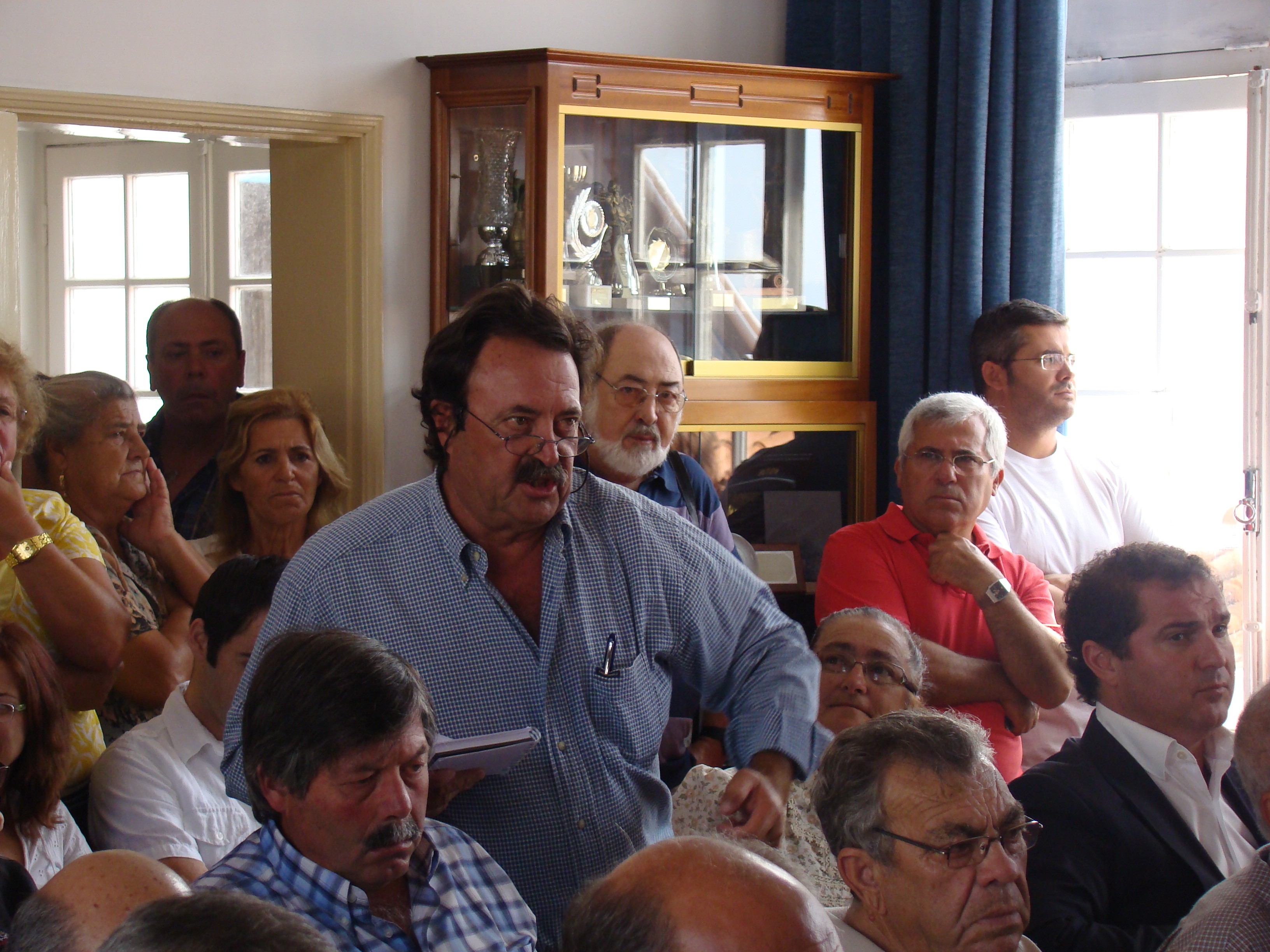 Na reunião de Câmara os populares intervieram/Foto Francisco Gomes