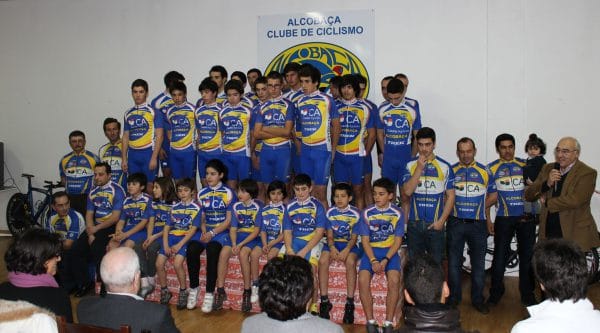 5675 d0d05f26 7fbd 443b 9197 1dfaf8af07bb abertura pg 19 equipas do alcobaa clube de ciclismo posam para a posteridade foto dr