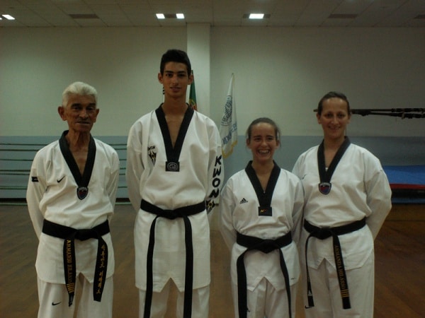 5975 1a3d6c38 2e2e 4d40 8e0d 42d9e382f809 rodap pg 19 hlio gomes e carina esperana so 1 dans de taekwondo foto dr