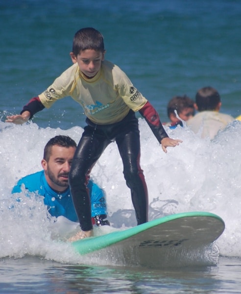 5977 11922a2e c18a 4eb9 9935 f6f7bbcf9639 abertura pg 21 meninos cada vez mais entusiasmados com o surf foto dr